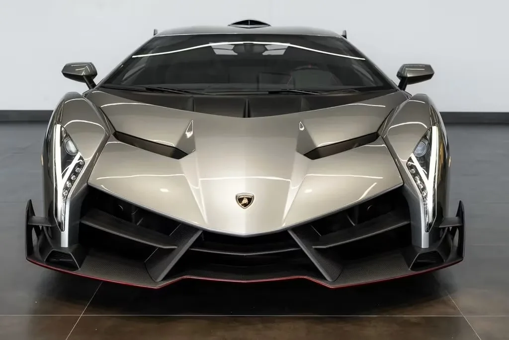 Lamborghini Veneno Coupe, un hypercar rar, expus pentru vânzare.