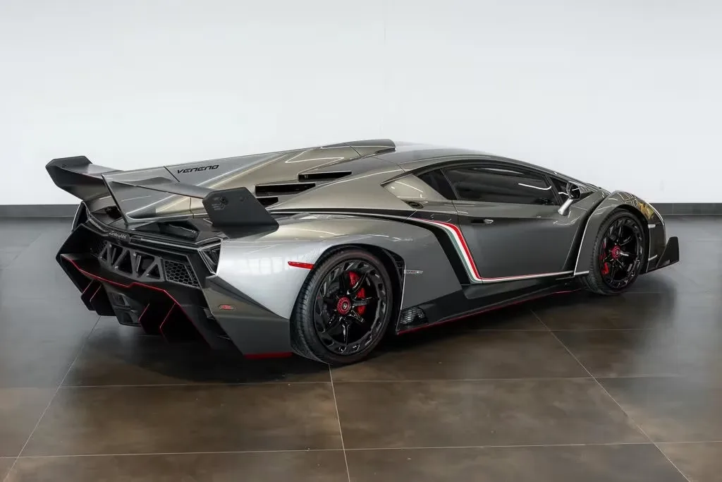 Vedere din spate a Lamborghini Veneno Coupe, detalii de design impresionante.