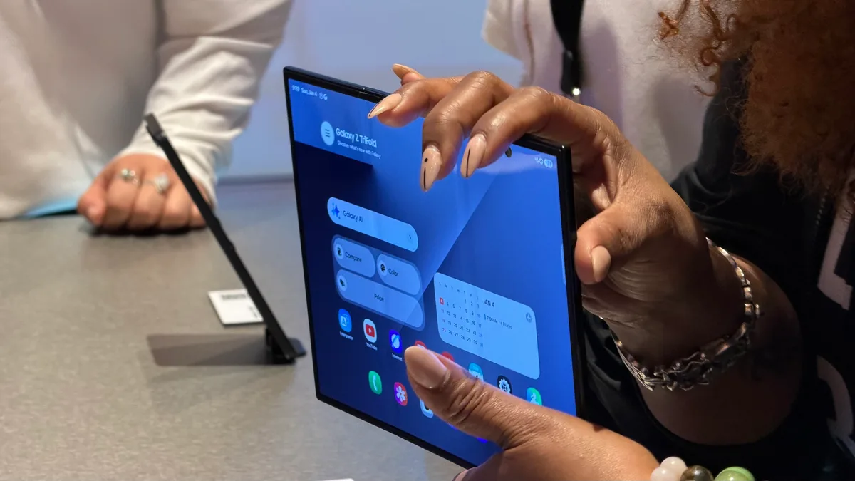 Utilizator interacționând cu Galaxy Z TriFold la lansare