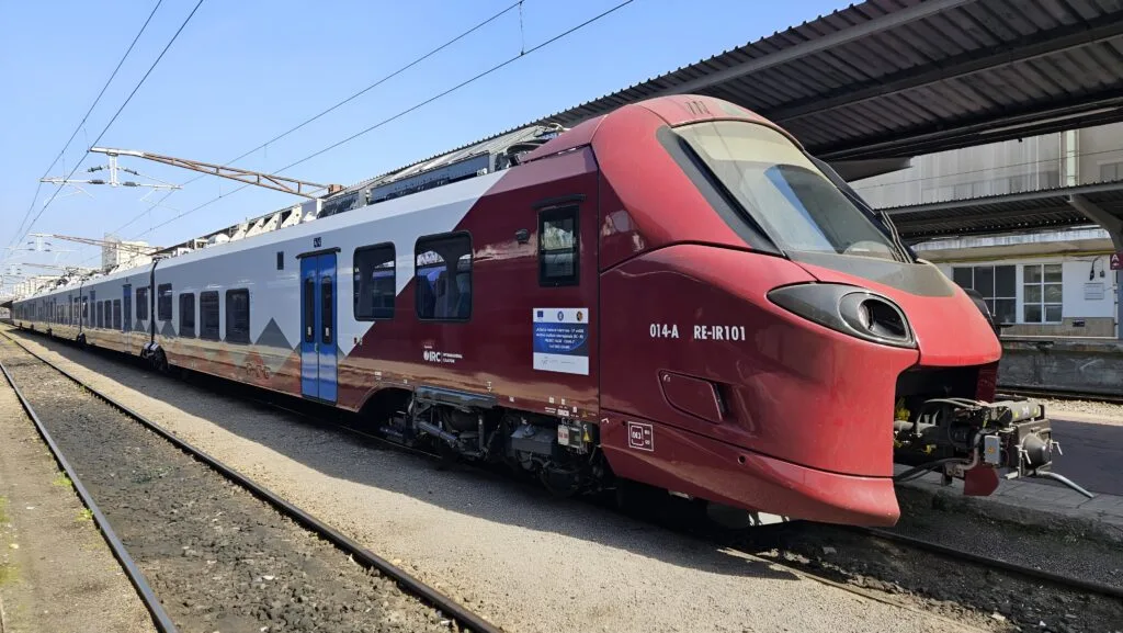Primul tren privat din România, operat de InterRegional Călători, pe calea ferată.