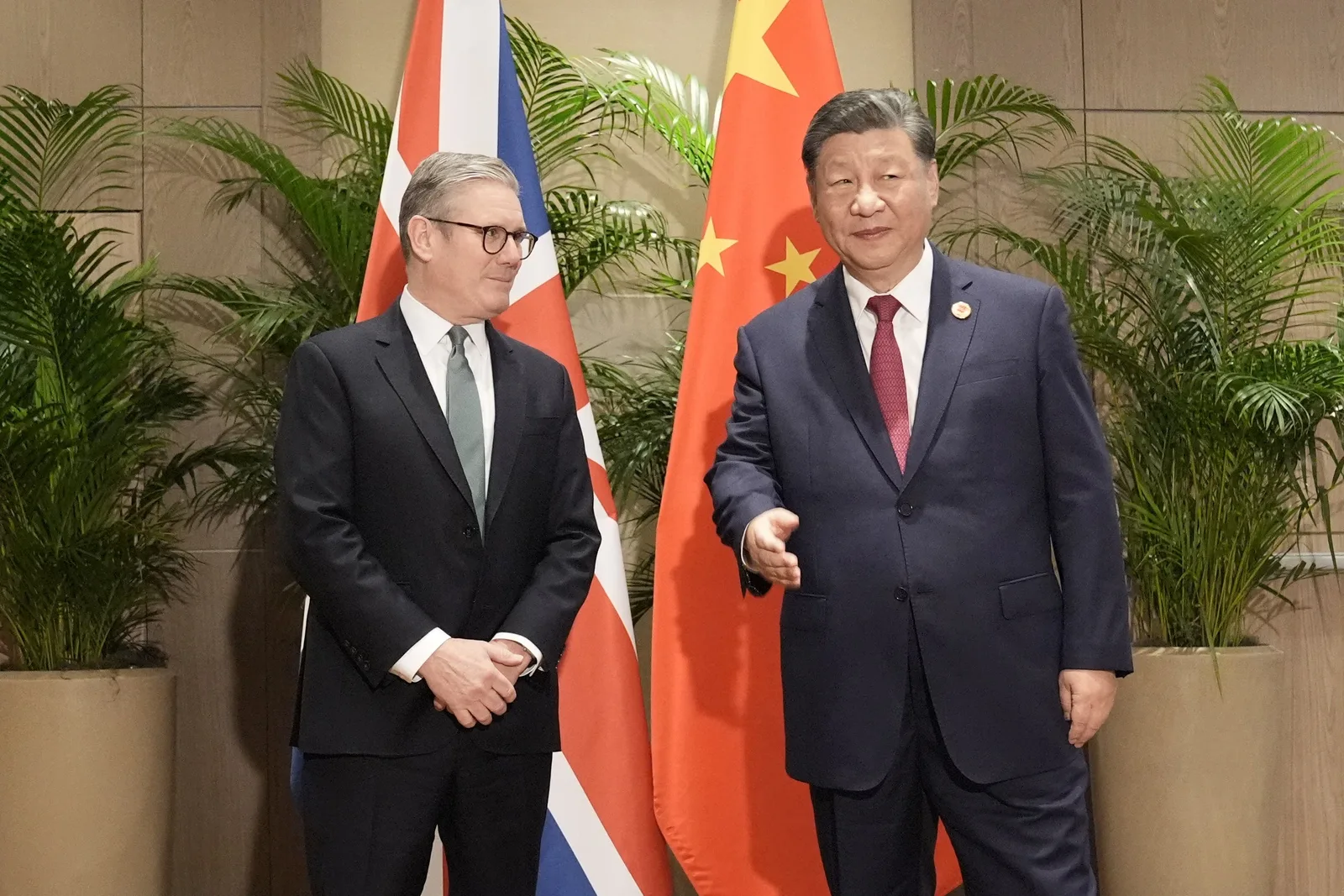 Keir Starmer și Xi Jinping la întâlnirea din Beijing pentru discuții diplomatice.