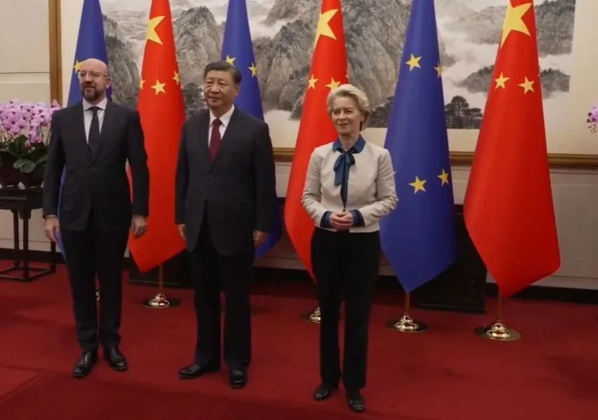 Întâlnire oficială între lideri europeni și chinezi, cu steaguri în fundal.