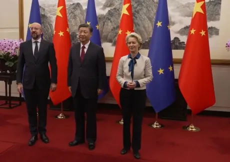 Întâlnire oficială între lideri europeni și chinezi, cu steaguri în fundal.