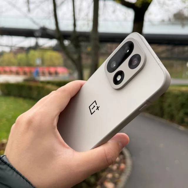 Un telefon OnePlus 16 cu cameră avansată și design modern.