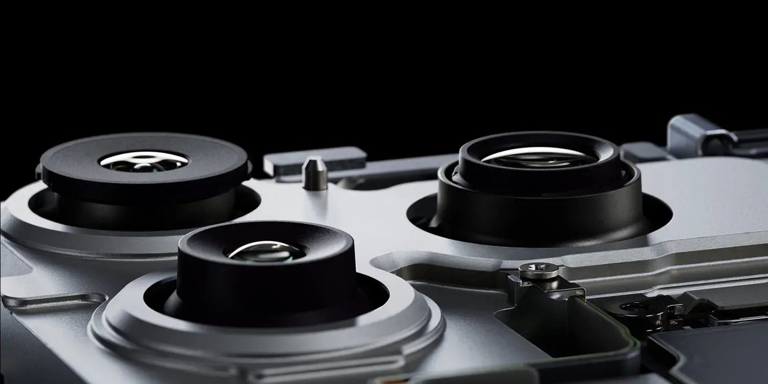 Detaliu al componentelor camerei iPhone 18 Pro, cu lentile și actuator.