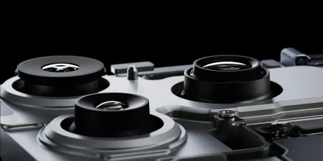 Detaliu al componentelor camerei iPhone 18 Pro, cu lentile și actuator.