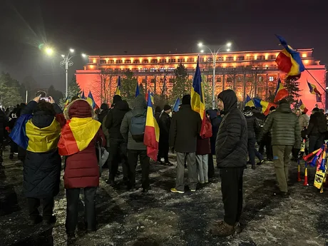 Protest în București împotriva legii Vexler, cu steaguri și vuvuzele.