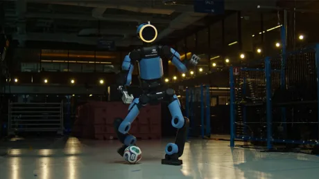 Robotul Atlas execută mișcări de fotbal într-un mediu real.