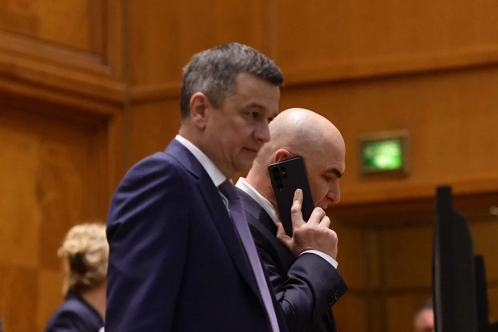 Sorin Grindeanu discutând despre interzicerea vânzării acțiunilor la companiile de stat.