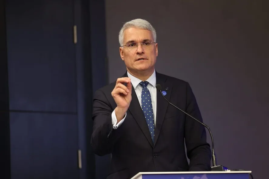 Dragoș Pîslaru discută despre importanța stabilității guvernamentale în România.