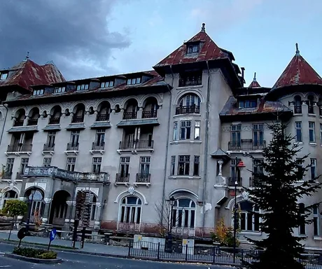 Clădire istorică cu arhitectură impresionantă din Sinaia, în căutare de noi proprietari.