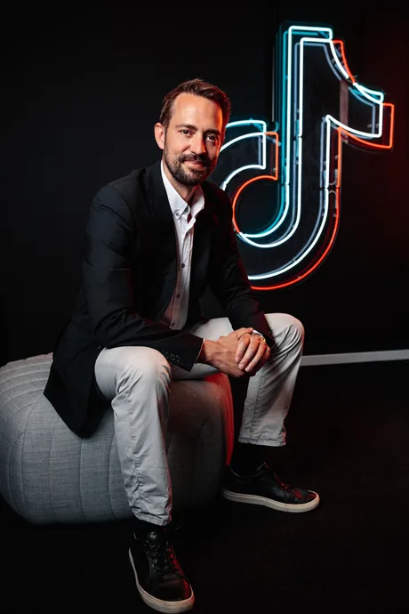 Reprezentant TikTok discutând despre angajamentele platformei în publicitate responsabilă.