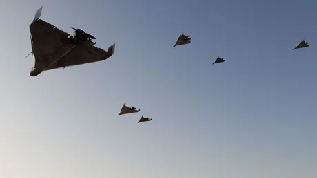 Drone de atac zburând pe cer în timpul conflictului din Ucraina.