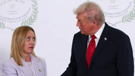 Giorgia Meloni și Donald Trump discutând la un summit internațional.