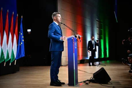 Peter Magyar susține un discurs în fața unei audiențe, cu steaguri ungare în fundal.