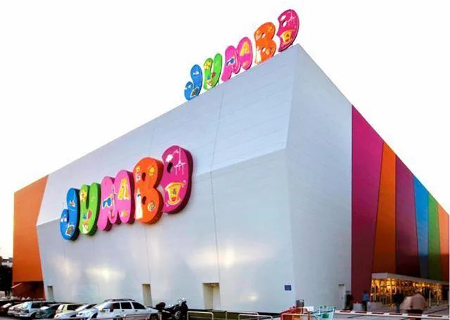 Clădire Jumbo cu un design colorat și atrăgător în România.