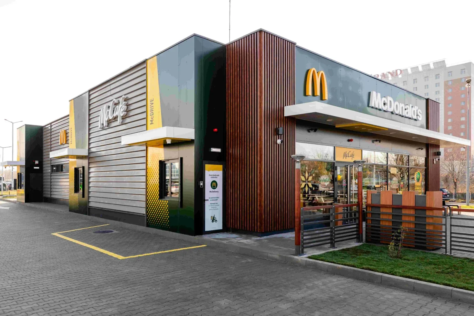 Restaurant McDonald’s din România, cu un design modern și accesibil.