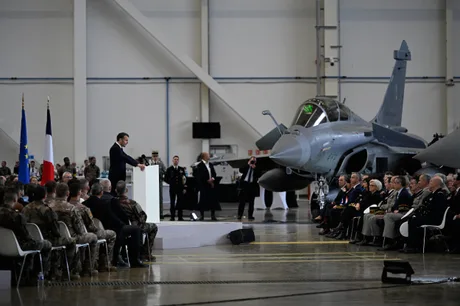 Discurs oficial în fața militarilor și echipamentului de apărare european.