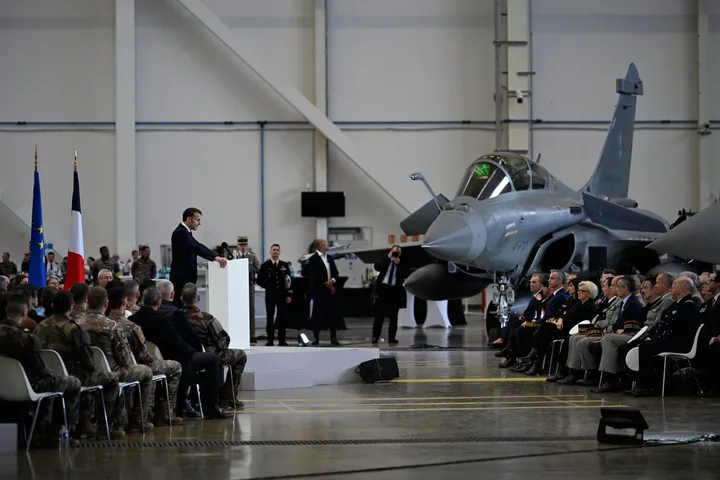 Discurs oficial în fața militarilor și echipamentului de apărare european.