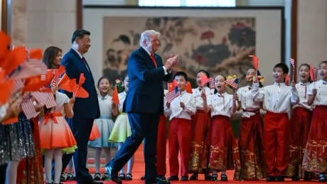 Ceremonie oficială la Beijing cu liderii SUA și China, copii în costume tradiționale.