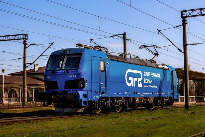 Locomotivă Smartron Siemens pe calea ferată, pregătită pentru transport.
