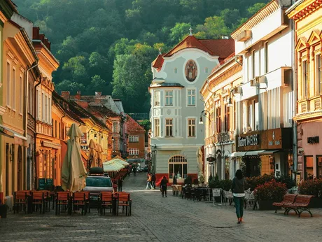 Străzi pitorești dintr-un oraș românesc, pline de viață și culoare.