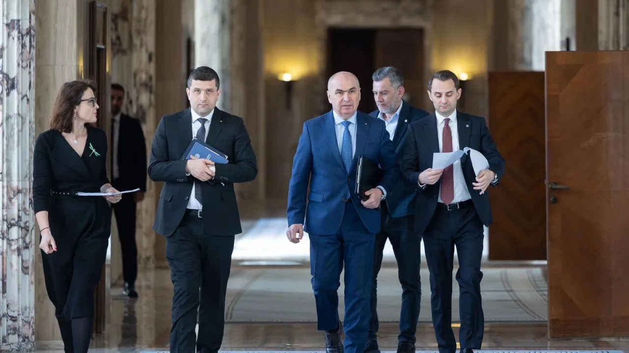 Premierul Ilie Bolojan și echipa sa în Palatul Victoria.