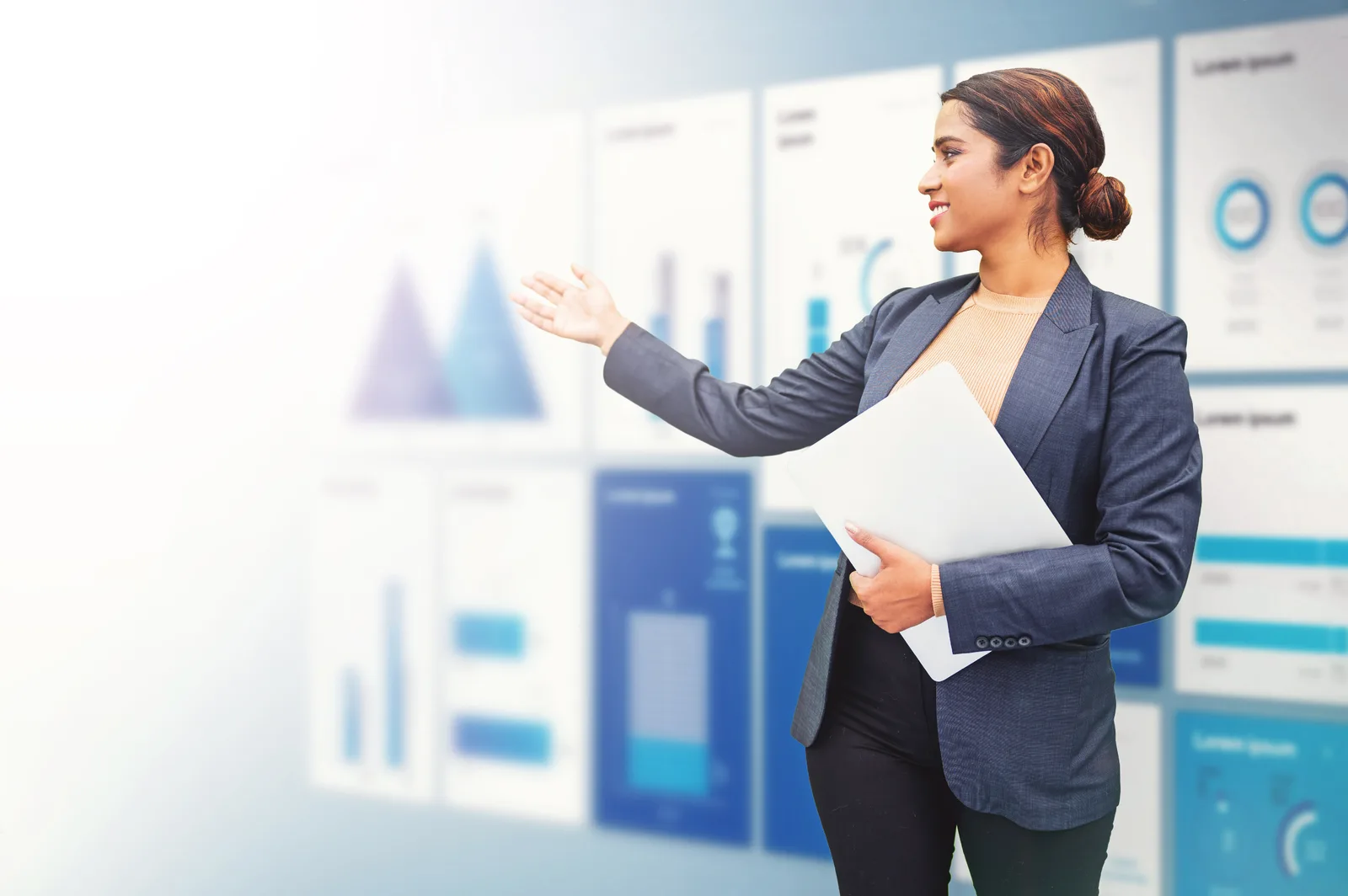 Prezentare profesională în fața unor grafice și diagrame de afaceri