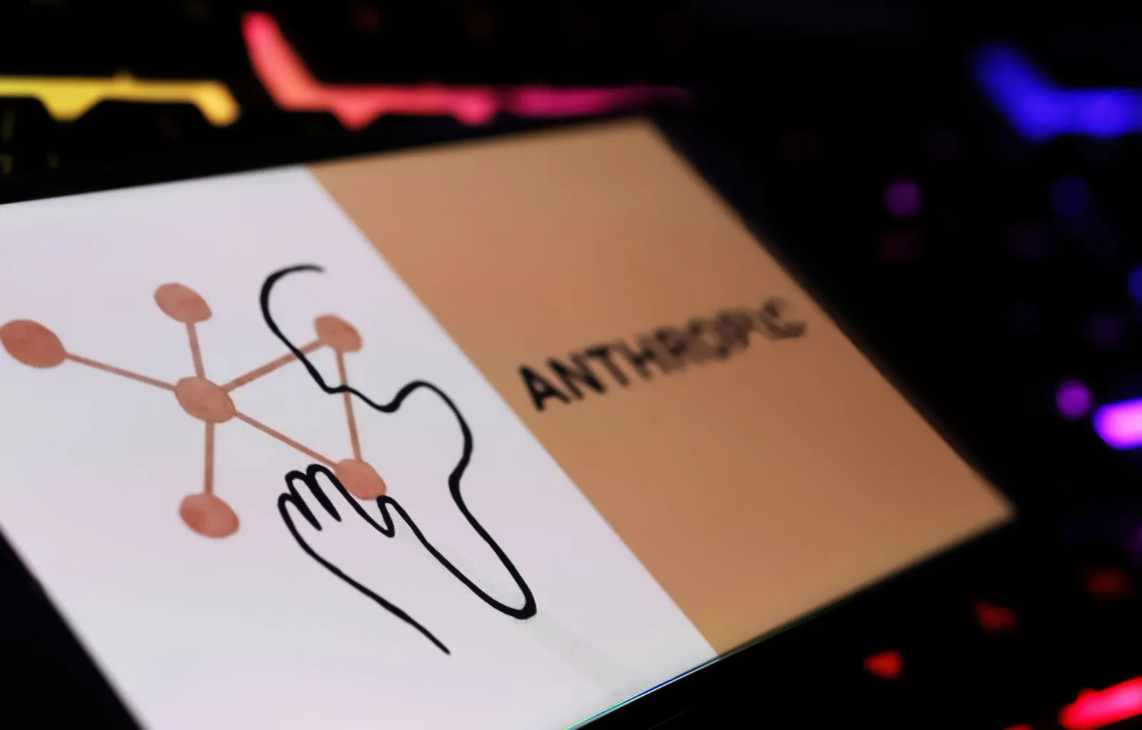 Logo-ul Anthropic pe un ecran, evidențiind inovația în inteligența artificială.