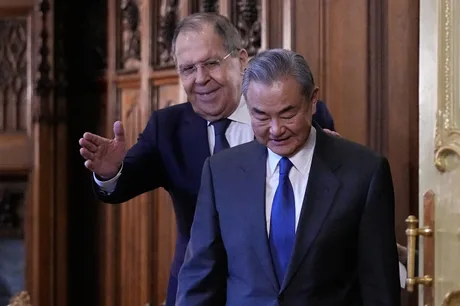 Serghei Lavrov și Wang Yi discută despre cooperarea ruso-chineză.