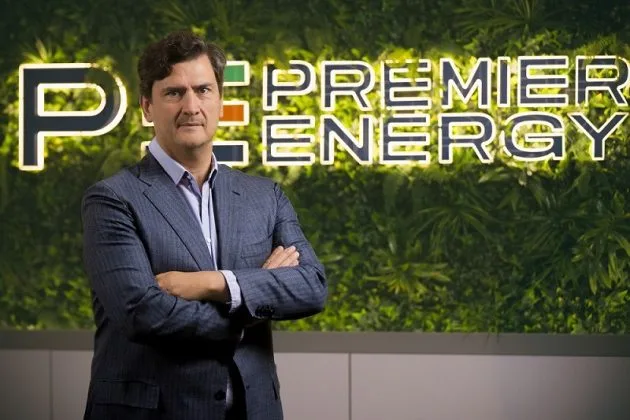 Reprezentant Premier Energy discutând despre creșterea veniturilor și producția regenerabilă.
