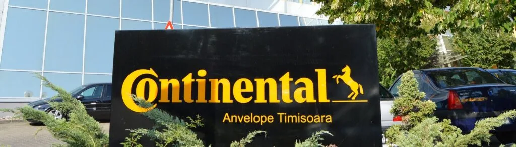 Sediul Continental din Timișoara, cu vegetație în prim-plan.