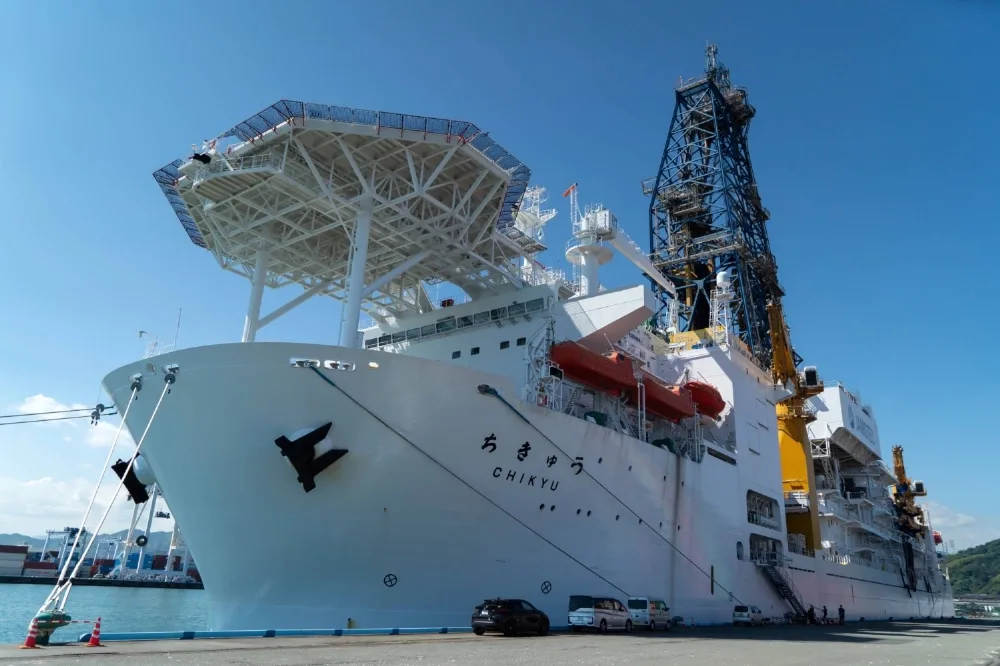 Vasul de foraj Chikyu pregătit pentru explorarea adâncurilor marine.