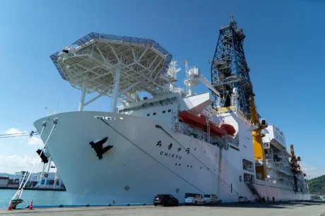 Vasul de foraj Chikyu pregătit pentru explorarea adâncurilor marine.