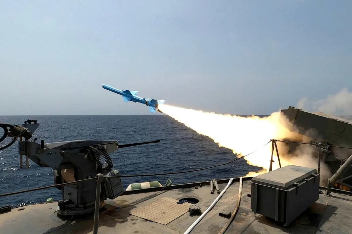 Rachetă lansată dintr-o navă pe mare, simbolizând atacurile aeriene.