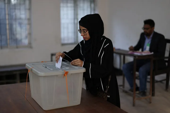 O tânără votează într-o secție electorală din Bangladesh.