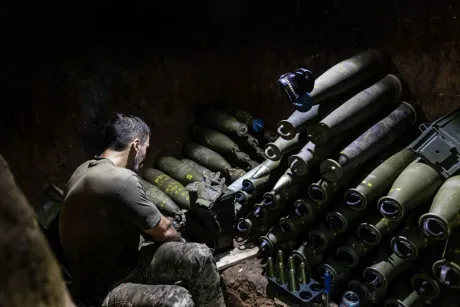 Fum gros de la o instalație industrială afectată de conflict.