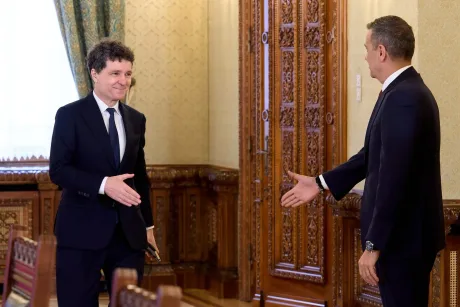 Nicușor Dan și un politician în discuții formale într-un cadru oficial.