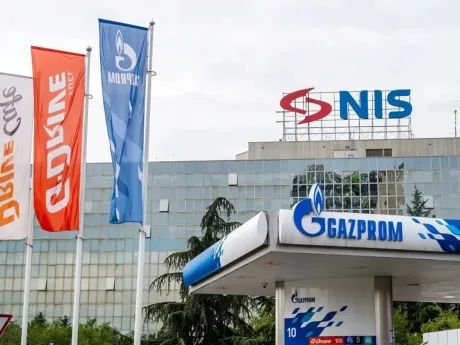 Sediul companiei NIS cu sigla Gazprom în prim-plan.