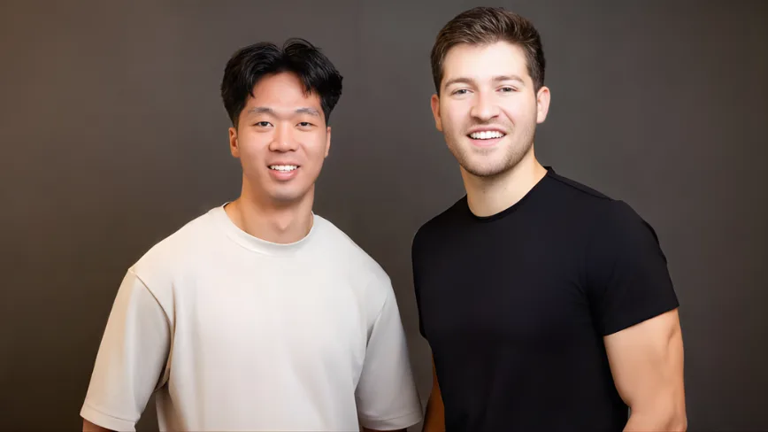 Doi tineri antreprenori zâmbind, reprezentând inovația în fintech.