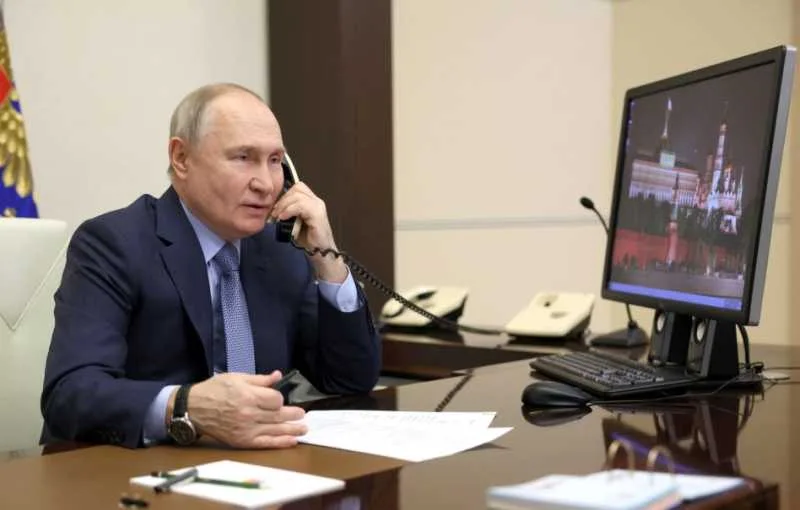 Vladimir Putin discutând despre armistițiul din Ucraina la biroul său.