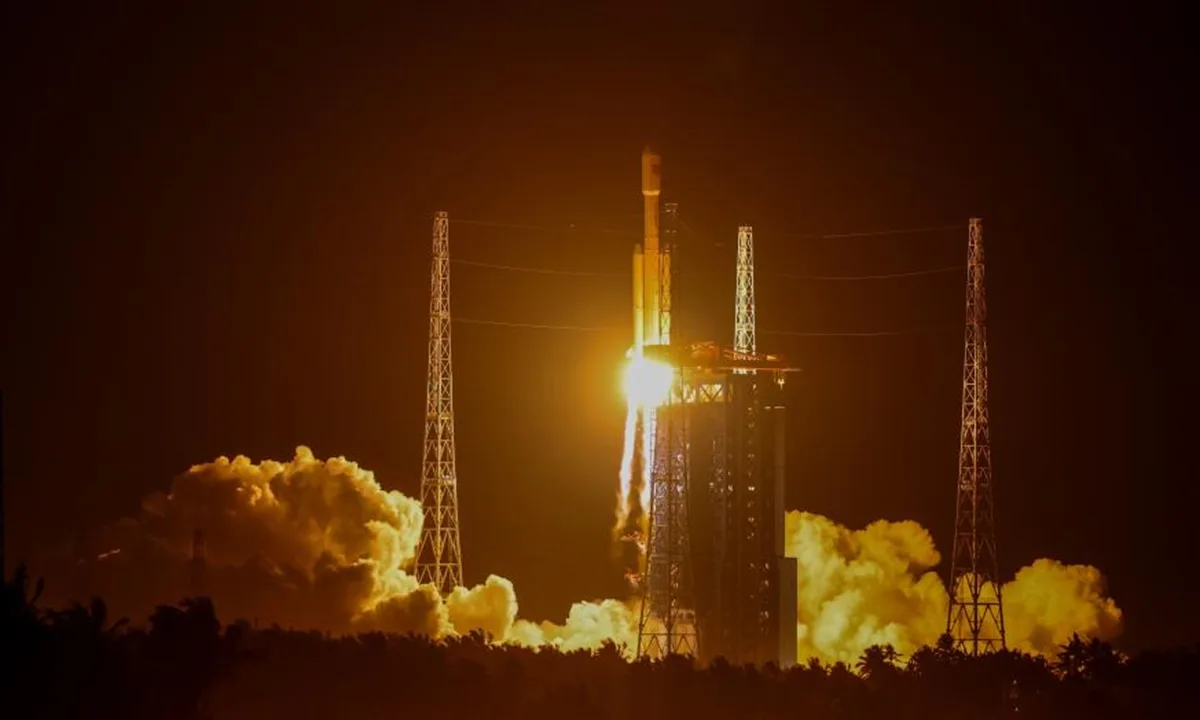 Lansarea rachetei Long March-8 din Hainan, iluminând cerul nopții.