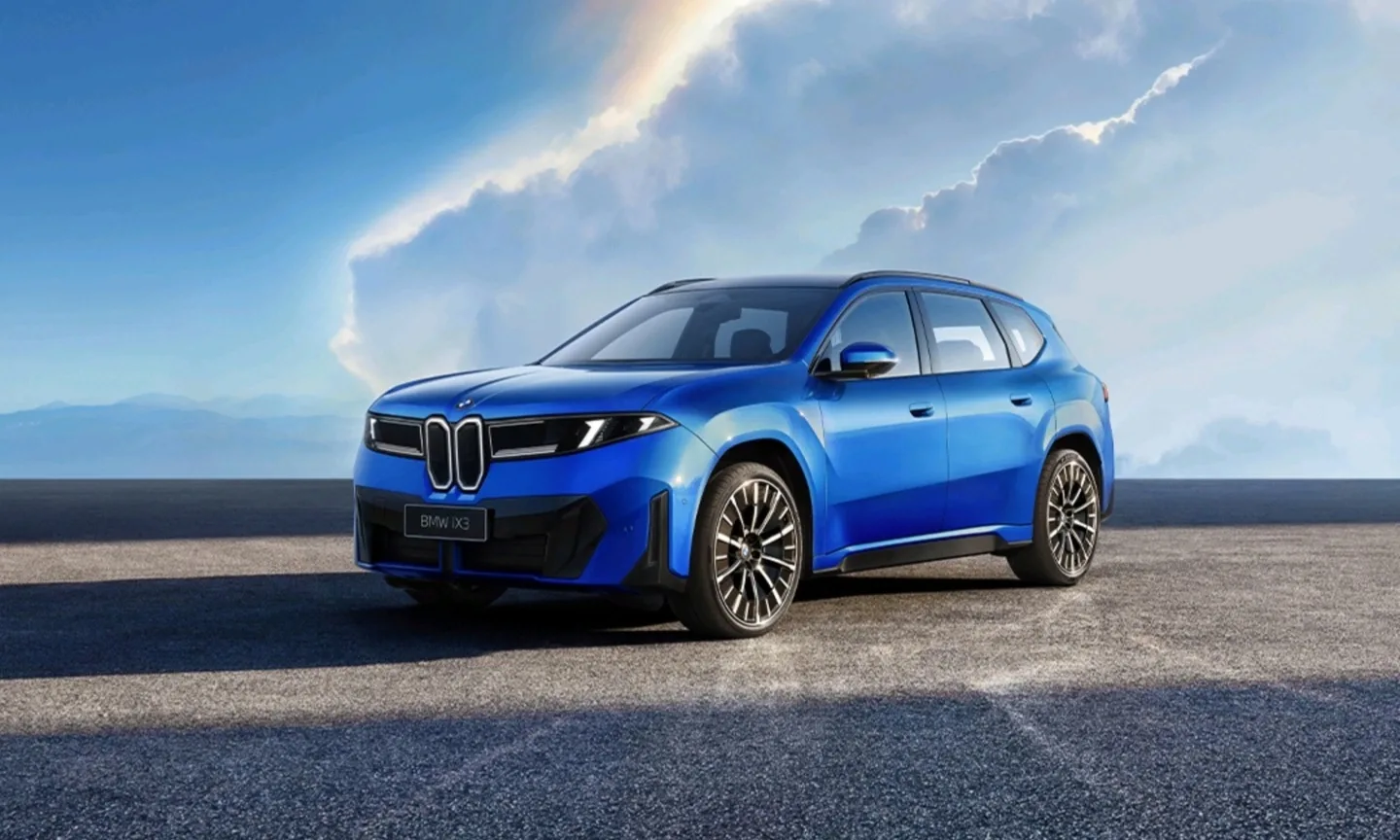 Mașină electrică BMW iX3 expusă pe fundal de cer senin.