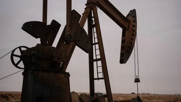 O pompă de petrol în funcțiune, simbol al industriei energetice.