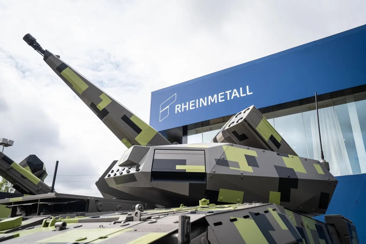 Tanc militar Rheinmetall expus la un eveniment de apărare.