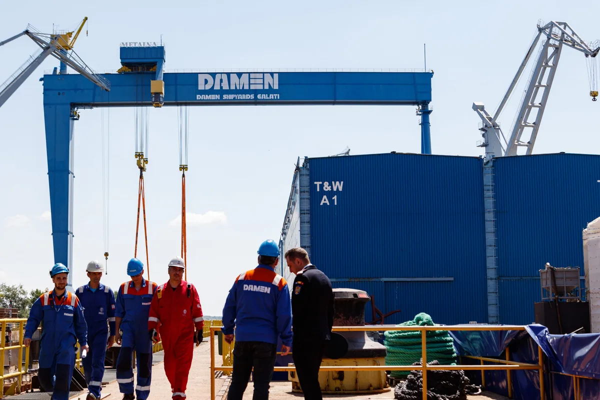 Angajați la șantierul naval Damen din Galați discutând despre proiecte.