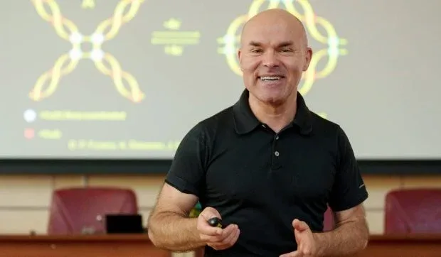 Critica designului manualelor școlare de către Daniel Funeriu.