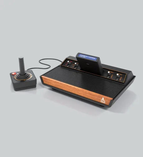 Consola retro Atari, simbol al jocurilor video din trecut.