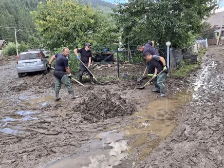 Intervenții pentru curățarea zonei afectate de inundații în România.
