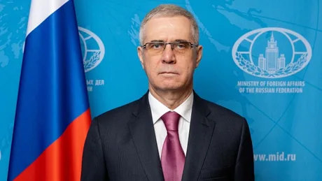 Ambasadorul Rusiei la București, Vladimir Lipaev, în fața drapelului rus.